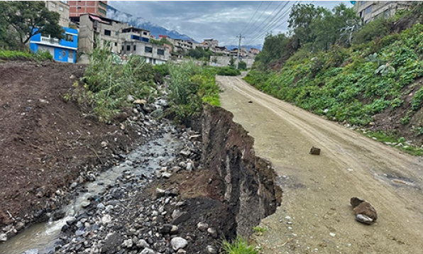 COLAPSO DE VÍA ANTIGUA HACIA ILLANYA GENERA ALTO RIESGO PARA CONDUCTORES EN EL SECTOR AFILANAPATA